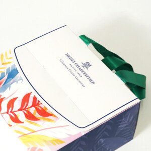 サテンリボンハンドルが美しい、菓子メーカーの上品で華やかな夏限定のボックス型ギフトパッケージ