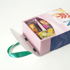 サテンリボンハンドルが美しい、菓子メーカーの上品で華やかな夏限定のボックス型ギフトパッケージ