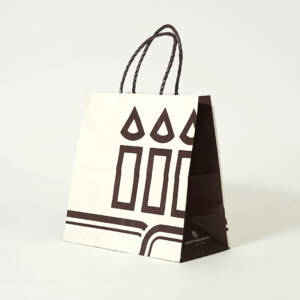 紙紐ハンドルを採用した、菓子メーカーのロゴが印象的でエコなオリジナル紙袋