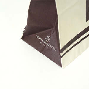 紙紐ハンドルを採用した、菓子メーカーのロゴが印象的でエコなオリジナル紙袋