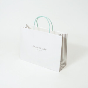 ストライプの印刷色と、ハンドルカラーの「ハズシ」が今っぽい紙袋