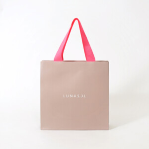 細かいエンボス加工が高級感を演出する、有名コスメブランドの配色が印象的なオリジナル紙袋