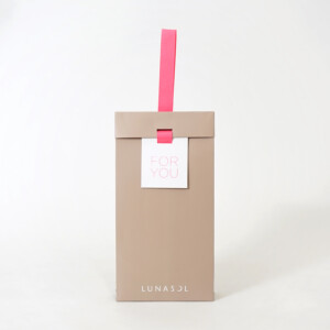 ピンクのワンハンドル仕様で手渡しに最適な、有名コスメブランドのオリジナルプレゼントバッグ