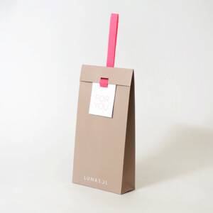 ピンクのワンハンドル仕様で手渡しに最適な、有名コスメブランドのオリジナルプレゼントバッグ