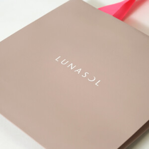 細かいエンボス加工が高級感を演出する、有名コスメブランドの配色が印象的なオリジナル紙袋