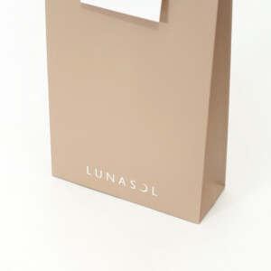 ピンクのワンハンドル仕様で手渡しに最適な、有名コスメブランドのオリジナルプレゼントバッグ