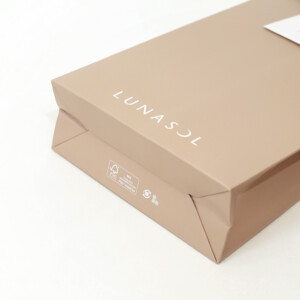 底面にFSC認証マークが印刷された、有名コスメブランドのオリジナルプレゼントバッグ