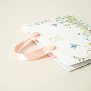 ボタニカルで優しい表情を持つ紙袋1