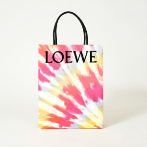 ロゴに浮き出し加工を施し、ワックスコードハンドルを使用した高級ファッションブランドの華やかなオリジナル紙袋