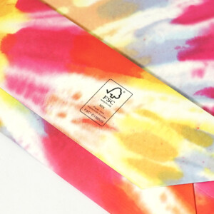 底面にFSC認証マークが印字された、高級ファッションブランドの華やかなオリジナル紙袋