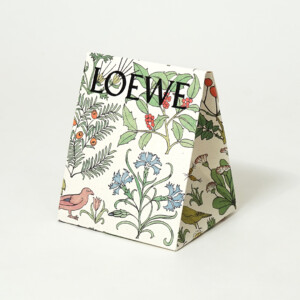 草花のイラストをフルカラー印刷で表現した、高級ファッションブランドのホリデーシーズン限定オリジナルプレゼントバッグ