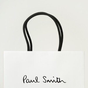 紙製ハンドルを採用した、イギリスを代表するファッションブランドのサステナブルなオリジナル紙袋