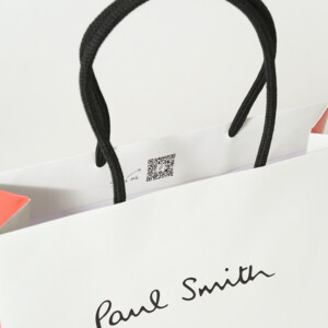 紙製ハンドルを採用した、イギリスを代表するファッションブランドのサステナブルなオリジナル紙袋