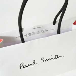 紙製ハンドルを採用した、イギリスを代表するファッションブランドのサステナブルなオリジナル紙袋