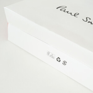 底面にFSC認証マークが印字された、イギリスを代表するファッションブランドのサステナブルなオリジナル紙袋