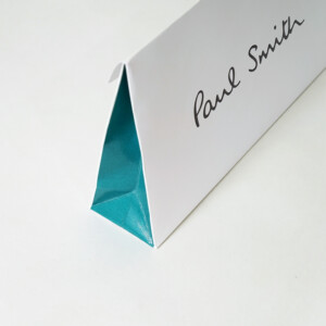 差し色のコバルトグリーンが目を引く、イギリスを代表するファッションブランドのオリジナル封筒型パッケージ