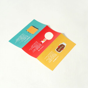 商品特徴がイラストで分かりやすく描かれた、ベーカリーのくすみカラーの三つ折りパンフレット