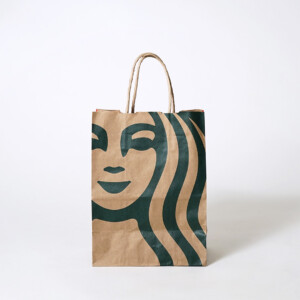 クラフト紙のボディの裏面に華やかな模様が描かれた、有名コーヒーショップのホリデー仕様のオリジナル紙袋