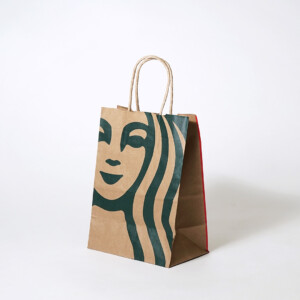 クラフト紙のボディの裏面に華やかな模様が描かれた、有名コーヒーショップのホリデー仕様のオリジナル紙袋