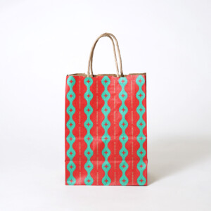 クラフト紙に華やかな模様が描かれた、有名コーヒーショップのホリデー仕様のオリジナル紙袋