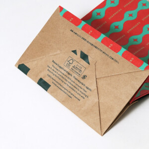 底面にFSC認証マークなどの環境マークが印刷された、有名コーヒーショップのホリデー仕様のオリジナル紙袋