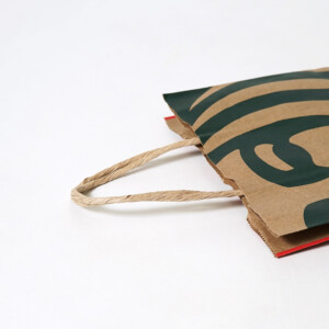 環境に配慮した紙製のハンドルを使用した、有名コーヒーショップのホリデー仕様のオリジナル紙袋