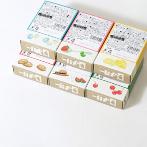 メロンソーダやコーラフロートなど喫茶店ドリンクのイラストがフルカラーで描かれたチョコレートブランドのオリジナルボックス