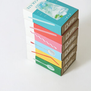 ドリンクを連想させるストローやスプーンのイラストが側面にフルカラー印刷で描かれたオリジナルボックス