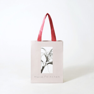 写真とオリジナルリボンが美しい！エレガントな大人らしさ溢れるオーガニックコスメブランドのオリジナル紙袋