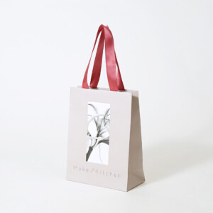 写真とオリジナルリボンが美しい！エレガントな大人らしさ溢れるオーガニックコスメブランドのオリジナル紙袋
