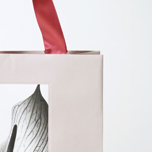 写真とオリジナルリボンが美しい！エレガントな大人らしさ溢れるオーガニックコスメブランドのオリジナル紙袋