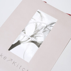 写真とオリジナルリボンが美しい！エレガントな大人らしさ溢れるオーガニックコスメブランドのオリジナル紙袋