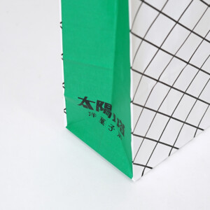 人気洋菓子店が手掛ける、晒クラフト紙に網目状のパターンを印刷した、レトロモダンなオリジナル紙袋