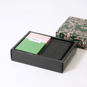 モスグリーンにピンクの花柄が印刷されたオリジナルボックス