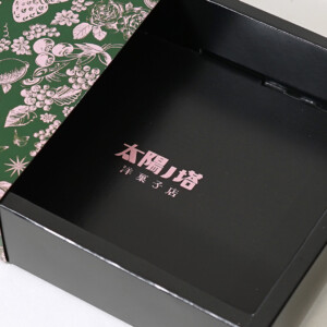 モスグリーンにピンクの花柄が印刷されたオリジナルボックス