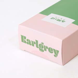 ピンクとグリーンを大胆に組み合わせたレトロモダンなオリジナルボックス