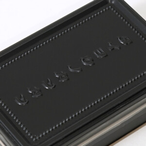 エンボス加工で浮き出しが表現されたクッキー缶のロゴ