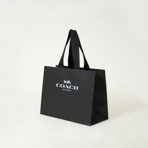 歴史の長いライフスタイルブランドが手掛ける、細かいエンボス加工を施した、シックなブラック仕様のオリジナル紙袋