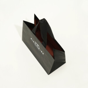 歴史の長いライフスタイルブランドが手掛ける、細かいエンボス加工を施した、シックなブラック仕様のオリジナル紙袋