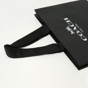 歴史の長いライフスタイルブランドが手掛ける、細かいエンボス加工を施した、シックなブラック仕様のオリジナル紙袋