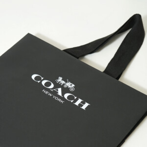 歴史の長いライフスタイルブランドが手掛ける、細かいエンボス加工を施した、シックなブラック仕様のオリジナル紙袋
