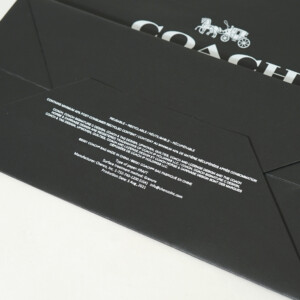 歴史の長いライフスタイルブランドが手掛ける、細かいエンボス加工を施した、シックなブラック仕様のオリジナル紙袋