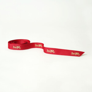 深みのある赤色に、シルク印刷で施されたアイボリーが映える、洗練されたオリジナルリボン