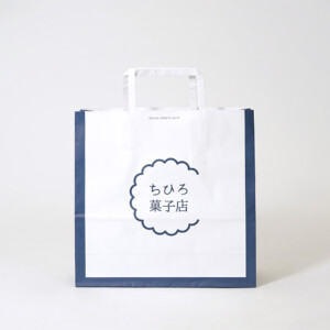 スイーツブランドの藍色の縁取りが上品な、世界観を伝える紙製ハンドルを採用したオリジナル紙袋