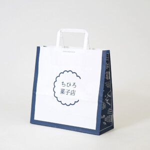 スイーツブランドの藍色の縁取りが上品な、世界観を伝える紙製ハンドルを採用したオリジナル紙袋