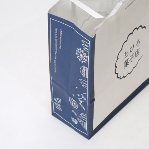 スイーツブランドの藍色の縁取りが上品な、世界観を伝える紙製ハンドルを採用したオリジナル紙袋