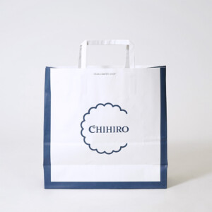 スイーツブランドの藍色の縁取りが上品な、世界観を伝える紙製ハンドルを採用したオリジナル紙袋