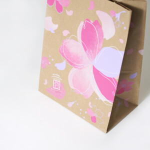有名コーヒーショップのグラデーションが美しい桜デザインをフルカラー印刷で表現した、春限定オリジナル紙袋