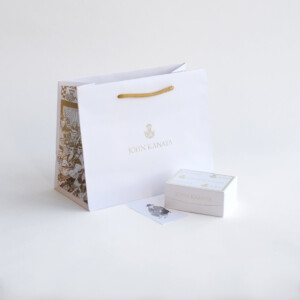 大人を魅了するショコラブランドが手がける、マチのイラストが目を引くオリジナル紙袋と、ゴールドの縁取りが美しいオリジナルボックス