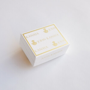 大人を魅了するショコラブランドが手がける、ゴールドの縁取りデザインが上品なオリジナルボックス